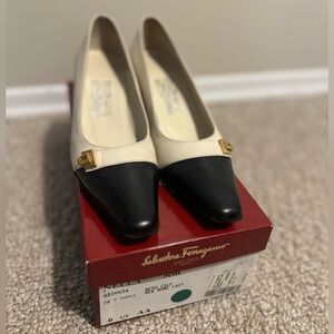 SOLD 👠 Salvatore Ferragamo Two tone Pumps👠